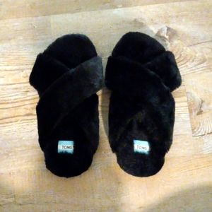 Toms furry slippers mint size 8 black faux fur